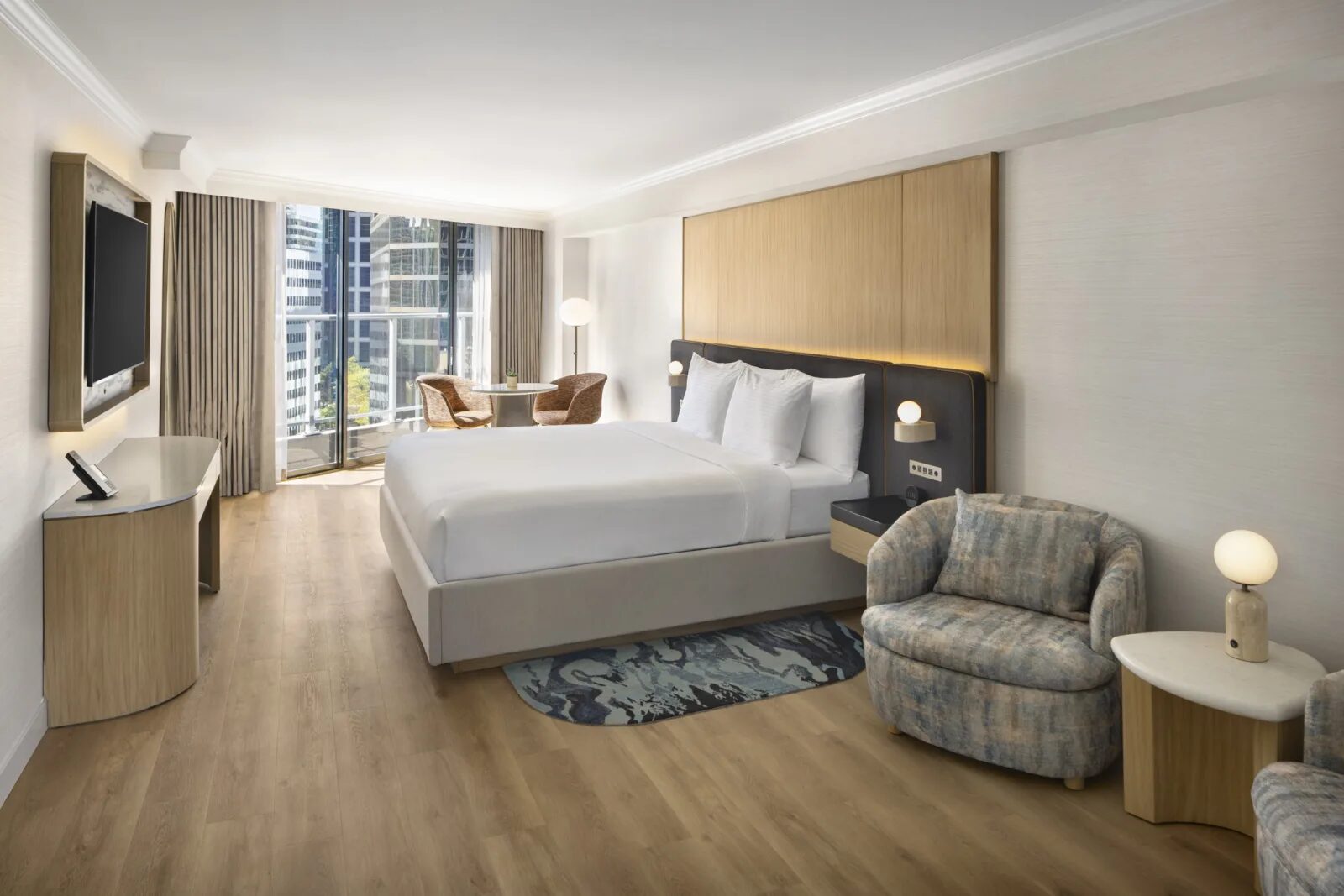 Cityview King room with a seating area at Pinnacle Hotel Harbourfront