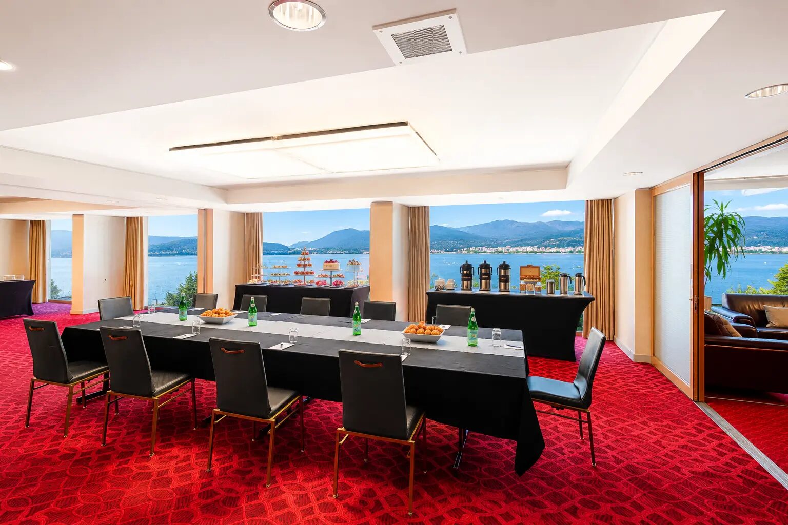 Meeting room with harbour views at Pinnacle Hotel Harbourfront