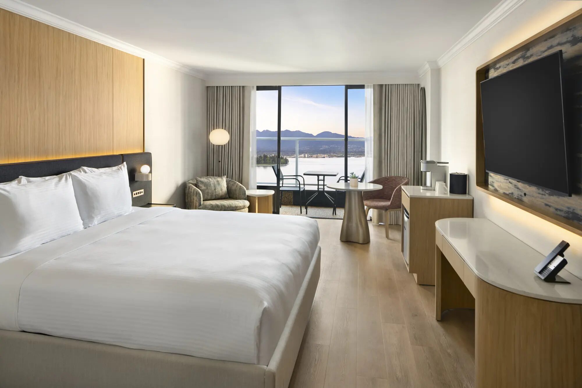 Premium Harbourview Rooms at Pinnacle Hotel Harbourfront, downtown Vancouver, photo 1